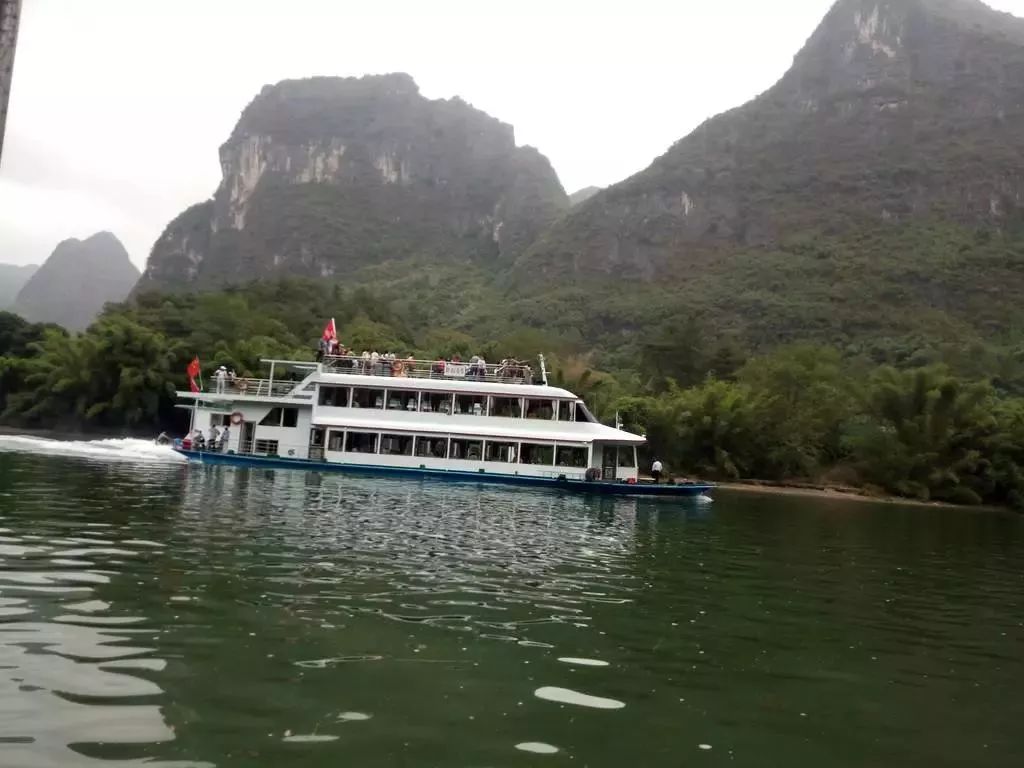 第二天早上從酒店乘車到達陽朔龍頭山碼頭.