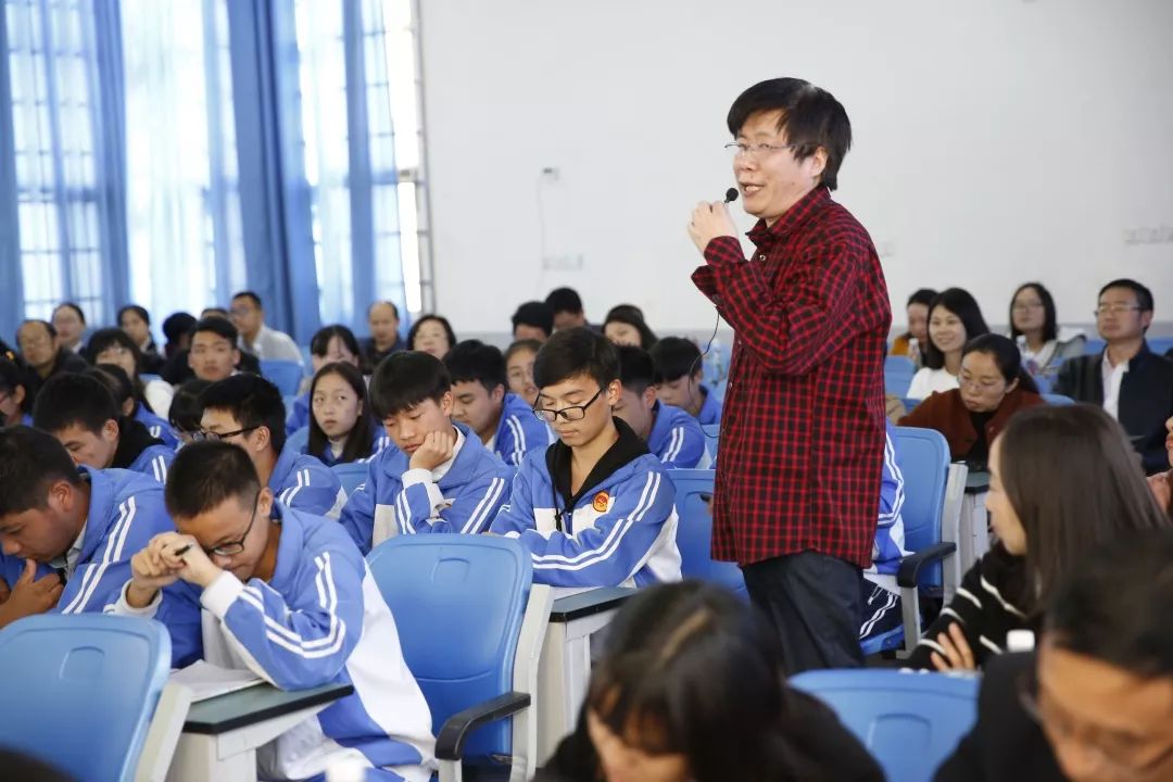 老师虚假阅读,却义正言辞,慷慨激昂地辅导学生.