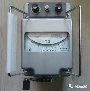 它由一個手搖發電機,表頭和三個接線柱(即l:線路端,e:接地端,g:屏蔽端