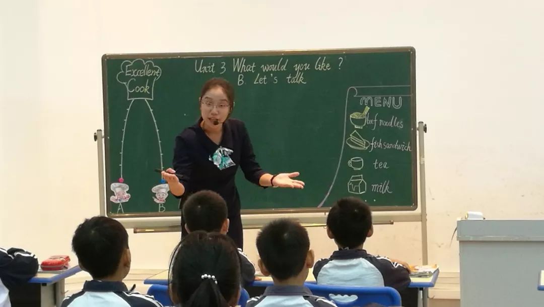 冲鹤小学校长图片