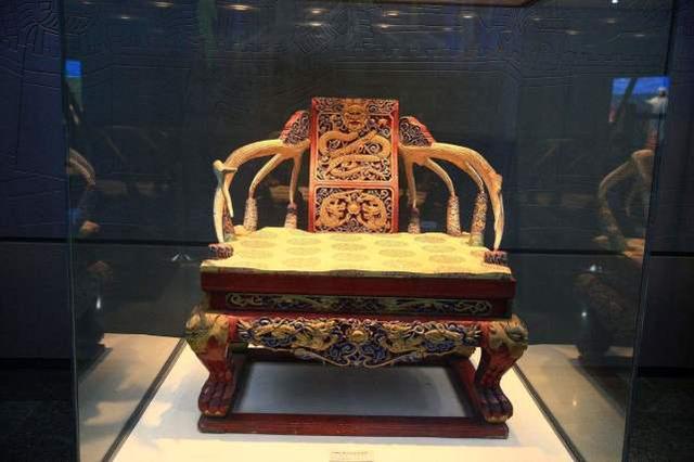 古代帝王的龙椅是用啥做的,真的是黄金?真相让人大失所望!