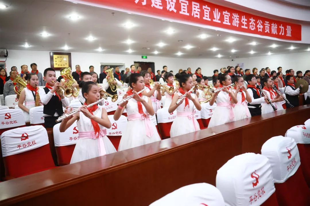 為與會領導敬獻紅領巾區委副書記沈潔,團市委副書記杜躍,副區長徐素芝