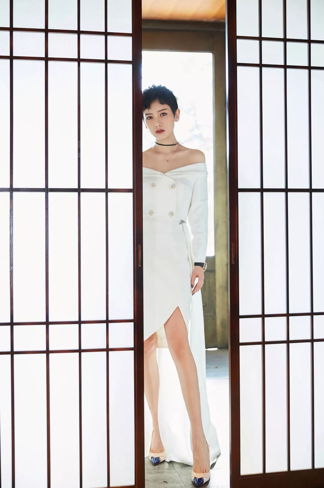 李晓峰出席时装周 简约白裙尽显知性魅力