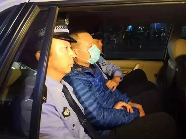 坐警车戴手铐照片图片