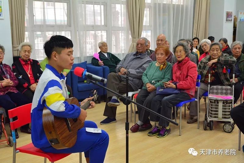 养老院首次举办老年人钢琴演奏音乐会第十五届老年文化艺术节系列活动