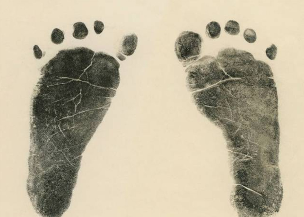 新生儿出生,医院为什么要给宝宝留下脚印,家长有必要知道缘由