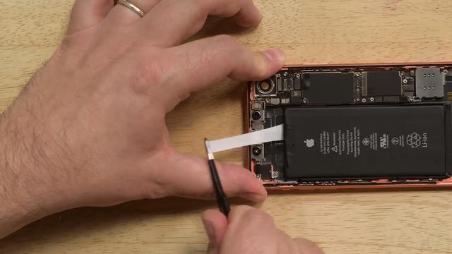 iphonexr全球首拆电池更换方式细节不同