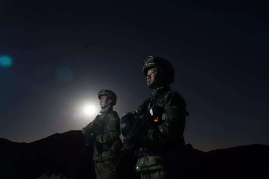 军人夜晚执勤图片图片