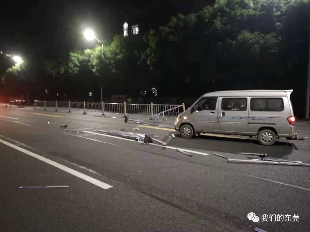东莞首条潮汐车道路段发生车祸10多米护栏被撞得碎了一地