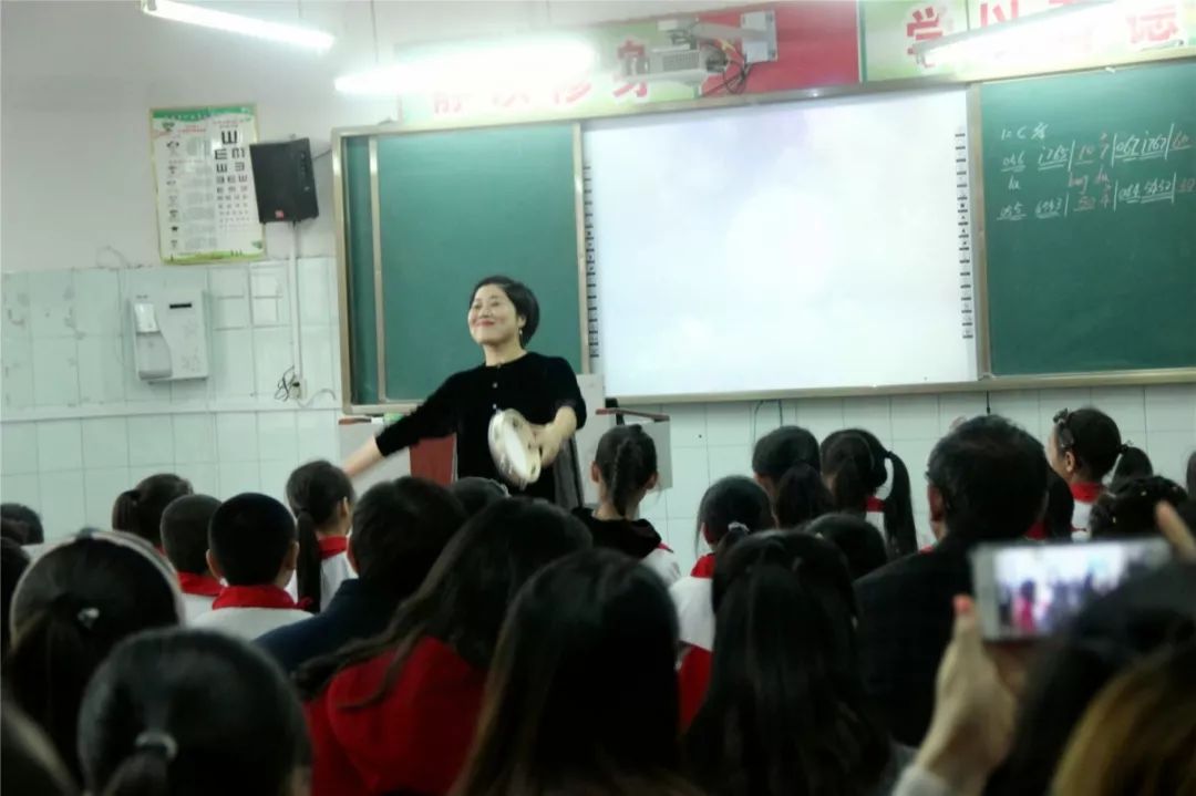 沈家门小学教务处主任,区学科带头人俞凤送上精彩