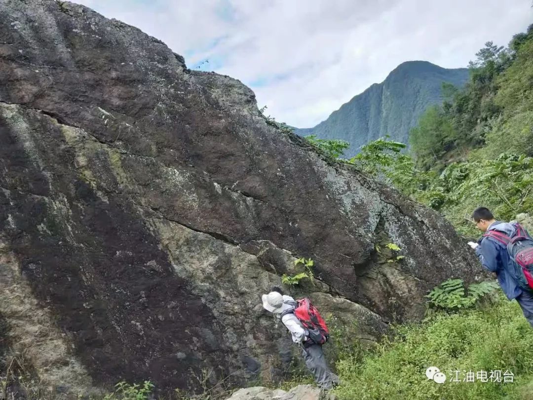 地质学专家科考队在江油北部山区考察发现微缩天然"长城!