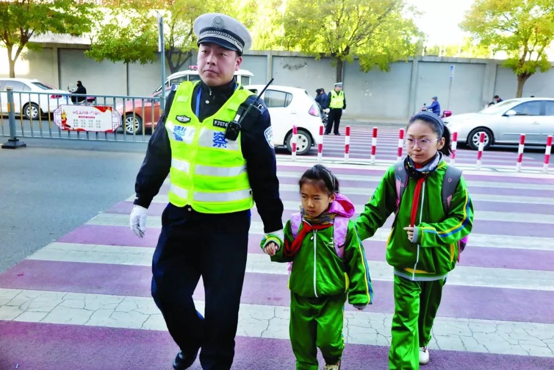 交警护送小学生过马路(张志远 摄)