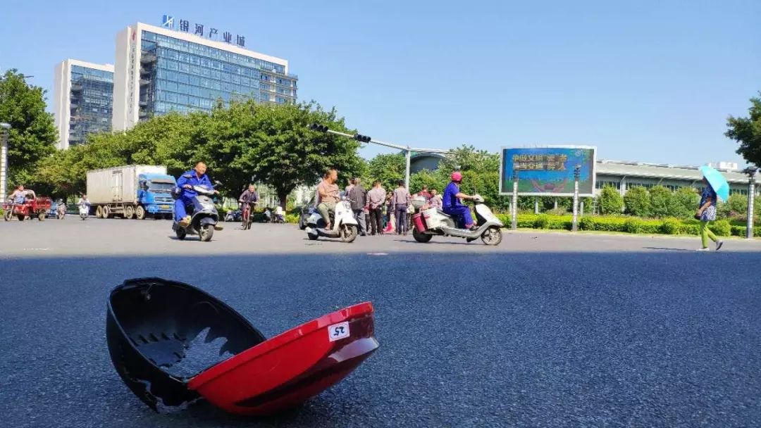 惨烈车祸北海一宝马与电动车相撞地上躺了三人血溅满玻璃