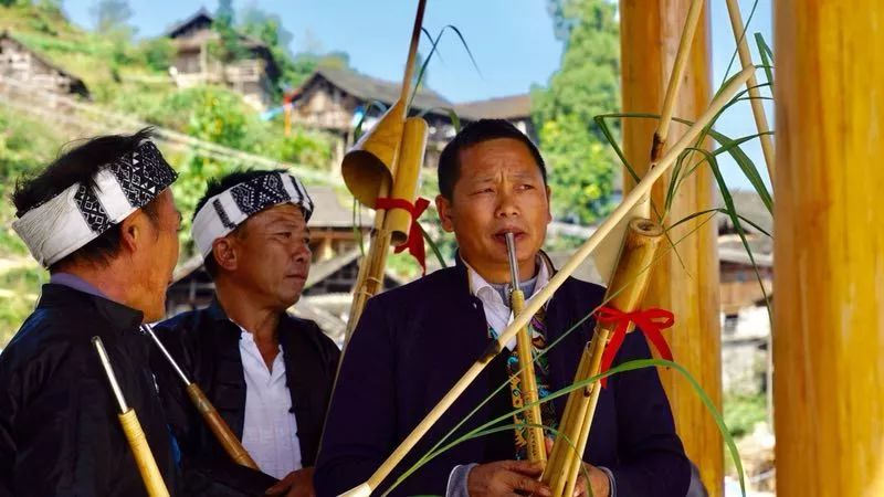 東面是黔東南州榕江縣和雷山縣,北接黔東南州丹寨縣,西連三都縣三合鎮