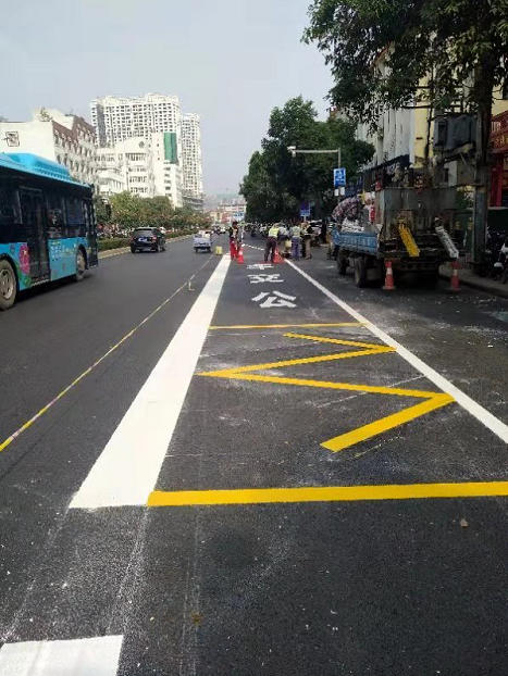 南阳城区路边施划的有白有黄的线是啥意思?