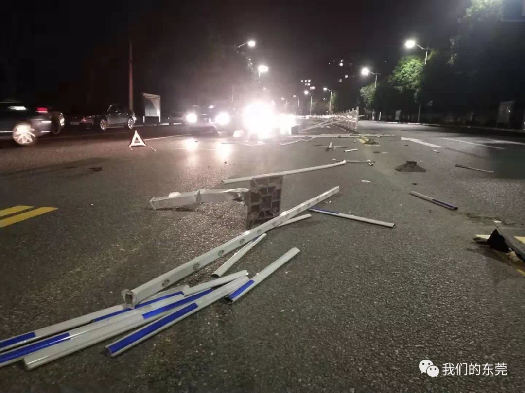 东莞首条潮汐车道路段发生车祸10多米护栏被撞得碎了一地