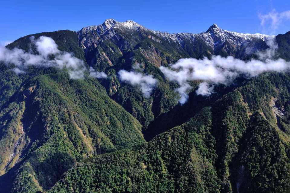 玉山:巍峨挺拔的玉山山脉,耸立在台湾岛中央偏南,阿里山东侧,中央山脉