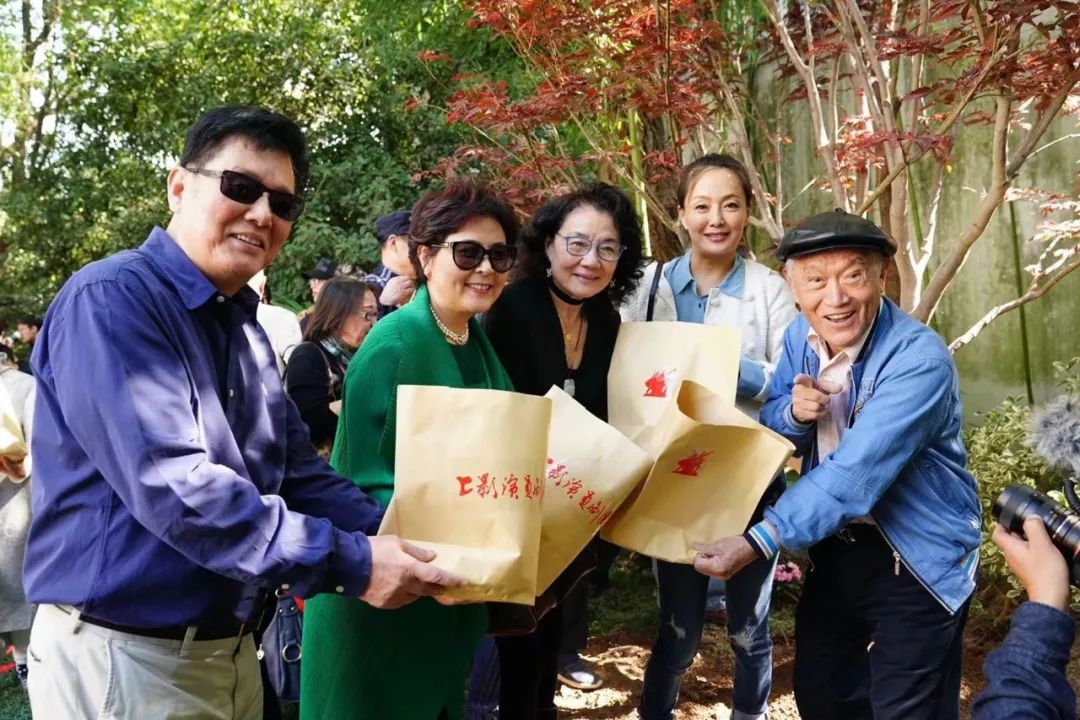 上影集团总裁王健儿和剧团艺术家代表杨在葆,梁波罗,达式常,何麟,崔杰