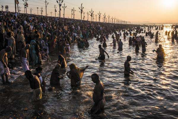 在几年前,印度恒河中突然出现了100多具漂浮的尸体,包括成年人和儿童