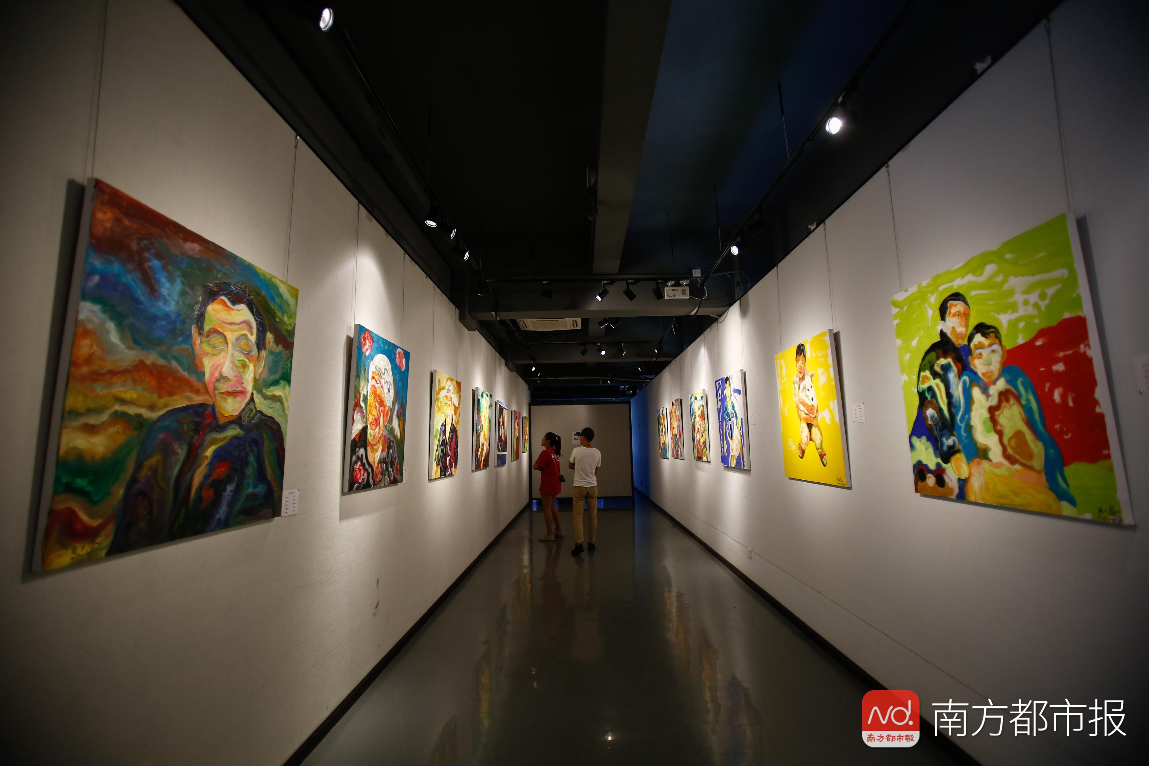 震撼,真相让人落泪!用5毛钱圆珠笔绘画的00后留守少年办画展