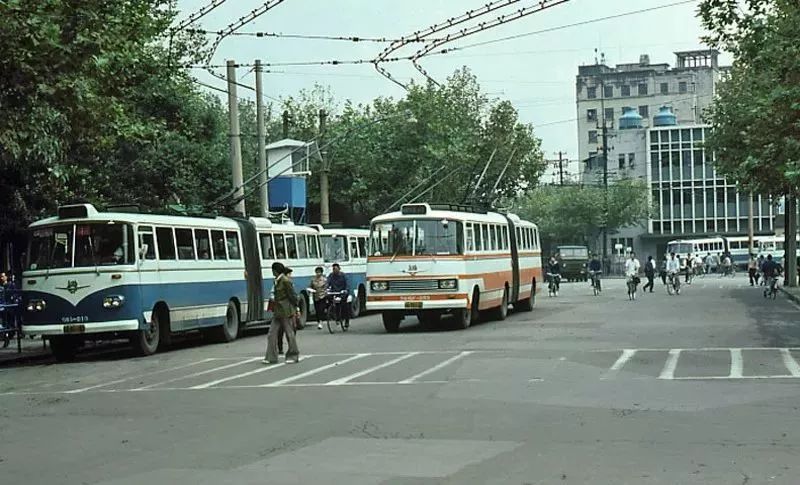 1983年,一輛老式的663型無軌電車駛過西藏中路北京路口20世紀80年代