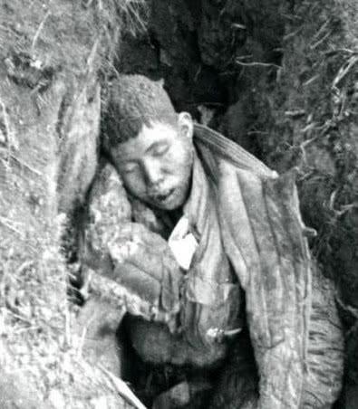 朝鲜战争:痛惜!志愿军一个连悄无声息的冻死在阻击阵地上