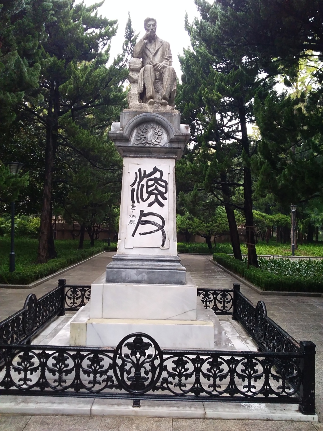 座落在上海市共和新路1555号教仁园的宋教仁墓,翠柏环抱,庄严肃穆;墓