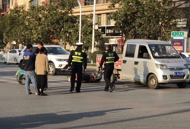 泗县南虹大酒店附近发生一起车祸 电动车带着小孩还闯红灯