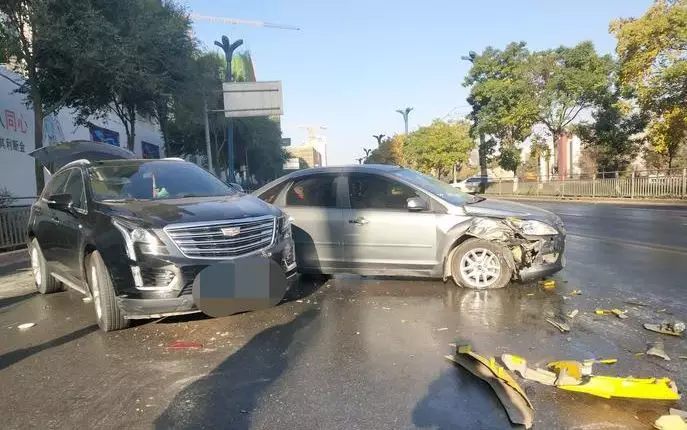 西宁海晏路发生多起交通事故市民十几辆车相撞