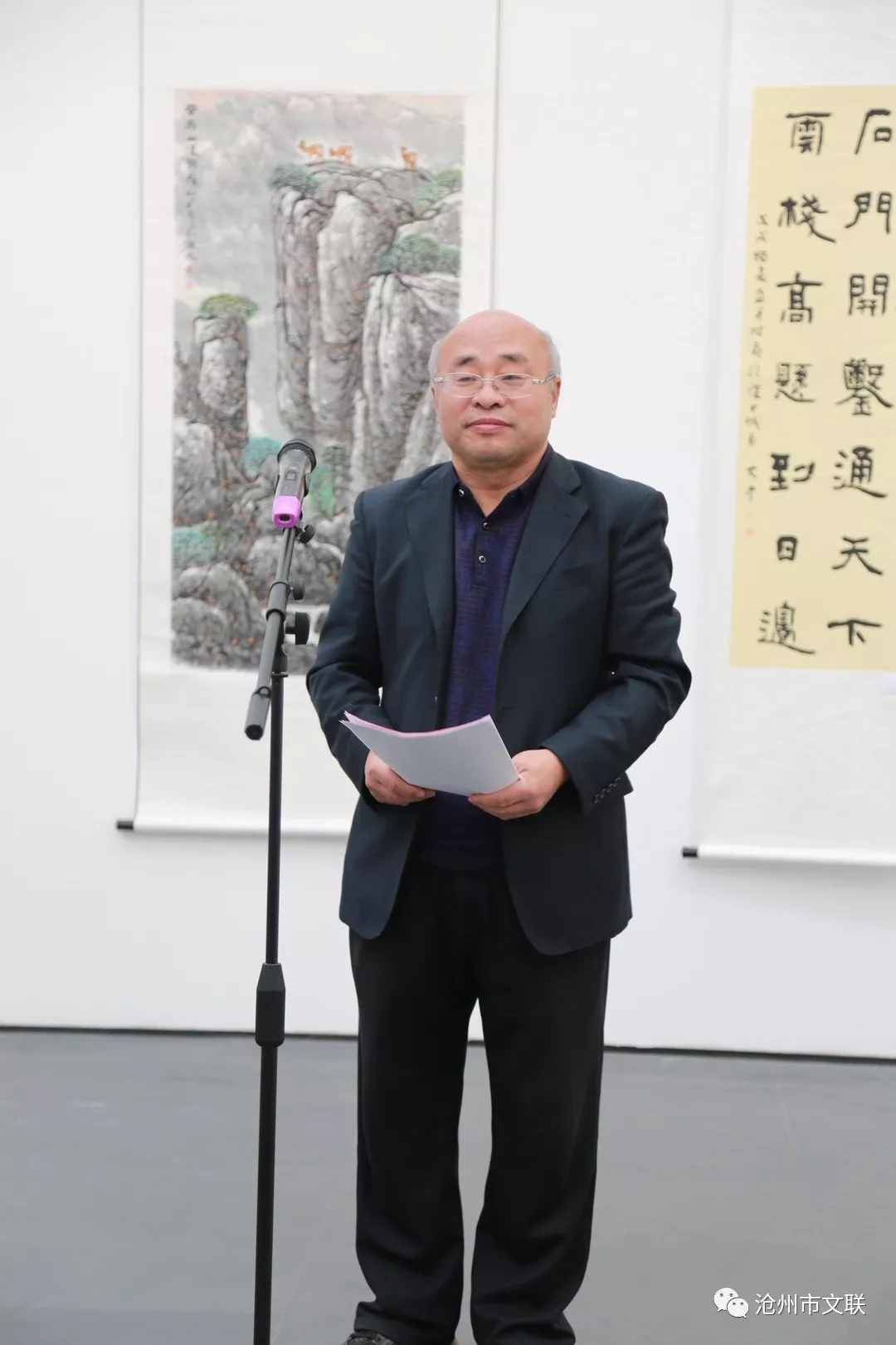 沧州市文联副调研员刘玉峰主持开幕式 此次展览共展出书画作品110余幅