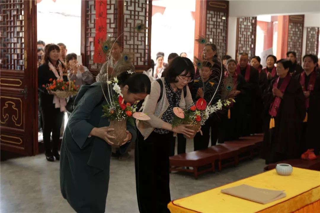 献花供佛庄严相好安国寺佛前献花农历九月十九丨恭迎观音菩萨出家纪念