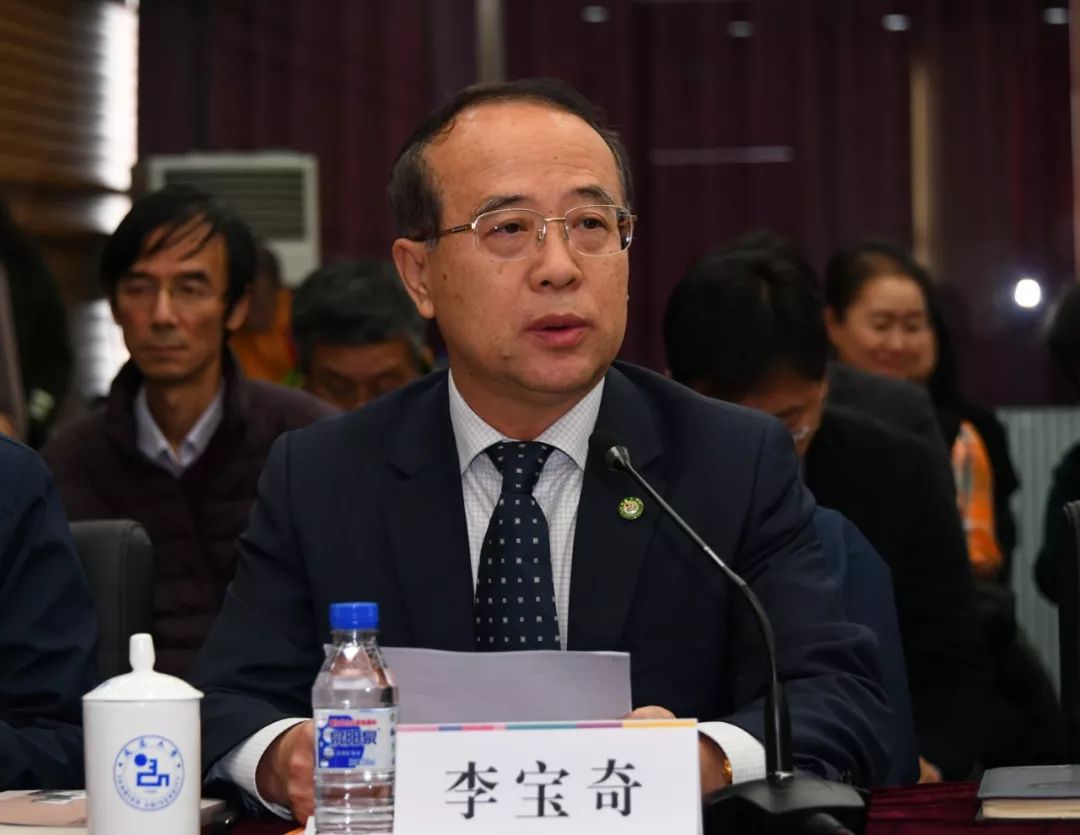 学校党委副书记李宝奇介绍了朴奎灿同志的生平业绩