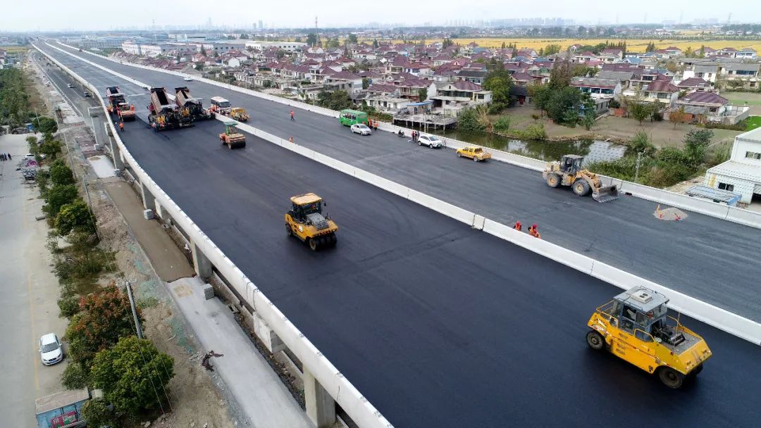 这条路即将建成通车,从姜堰去泰州更方便更快捷了.