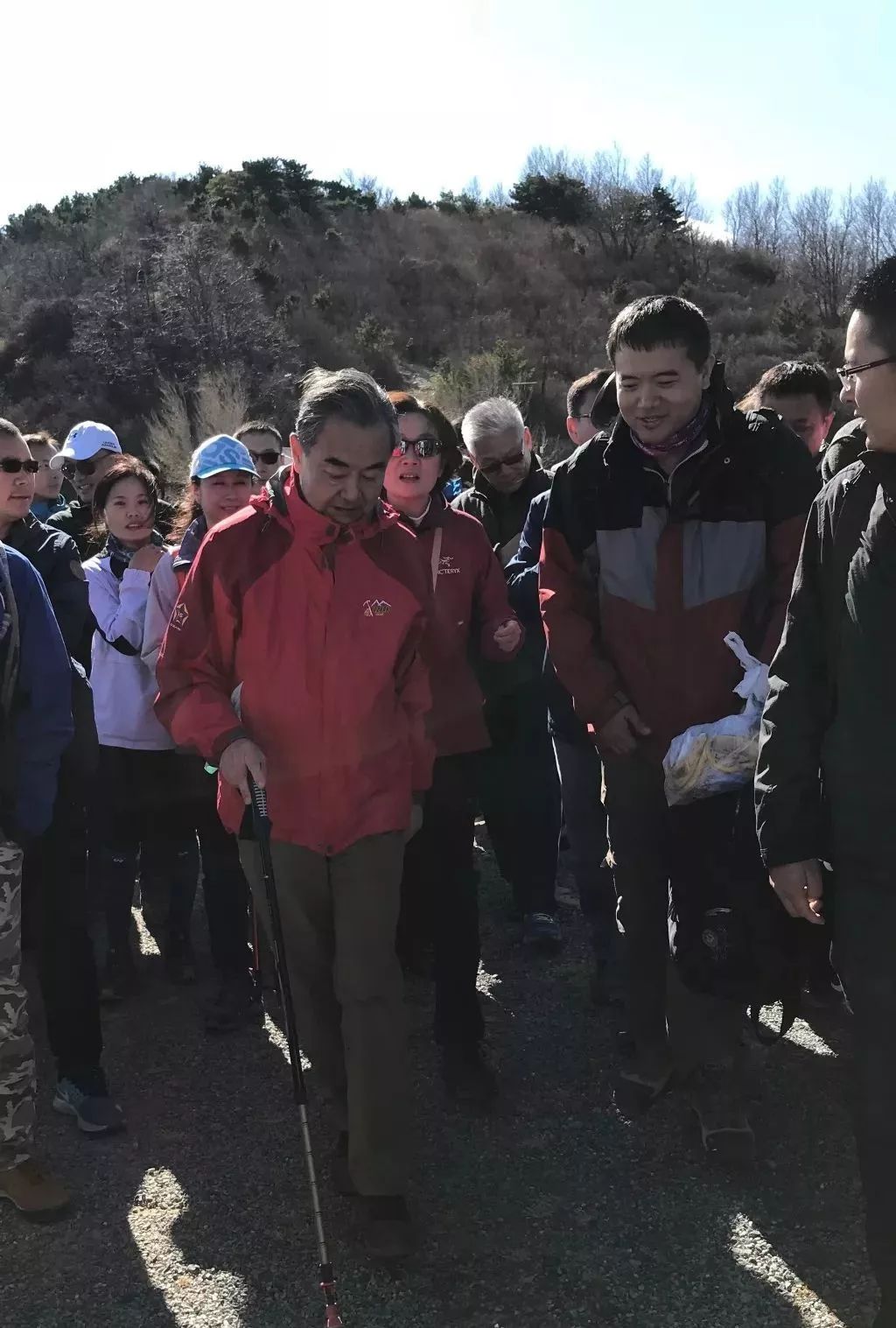 小伙登山偶遇外交部长王毅部长说年轻人要多运动多出去看看啊