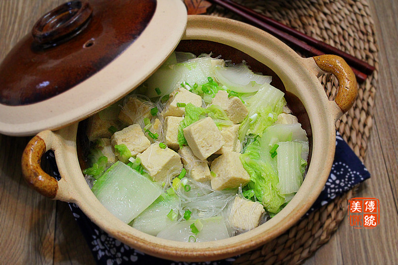 第五道:砂鍋白菜豆腐 這道砂鍋白菜豆腐,口味清淡,製作簡單,湯鮮味