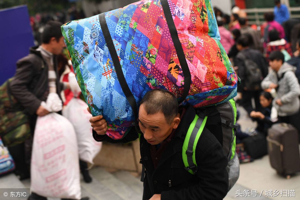 農民工回鄉8幅圖,臉上寫滿疲憊與心酸,攜帶大包小包旅途不輕鬆