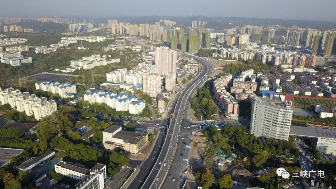 西陵二路快速路位于西陵区,西起沿江大道,东接峡州大道,是宜昌市城市