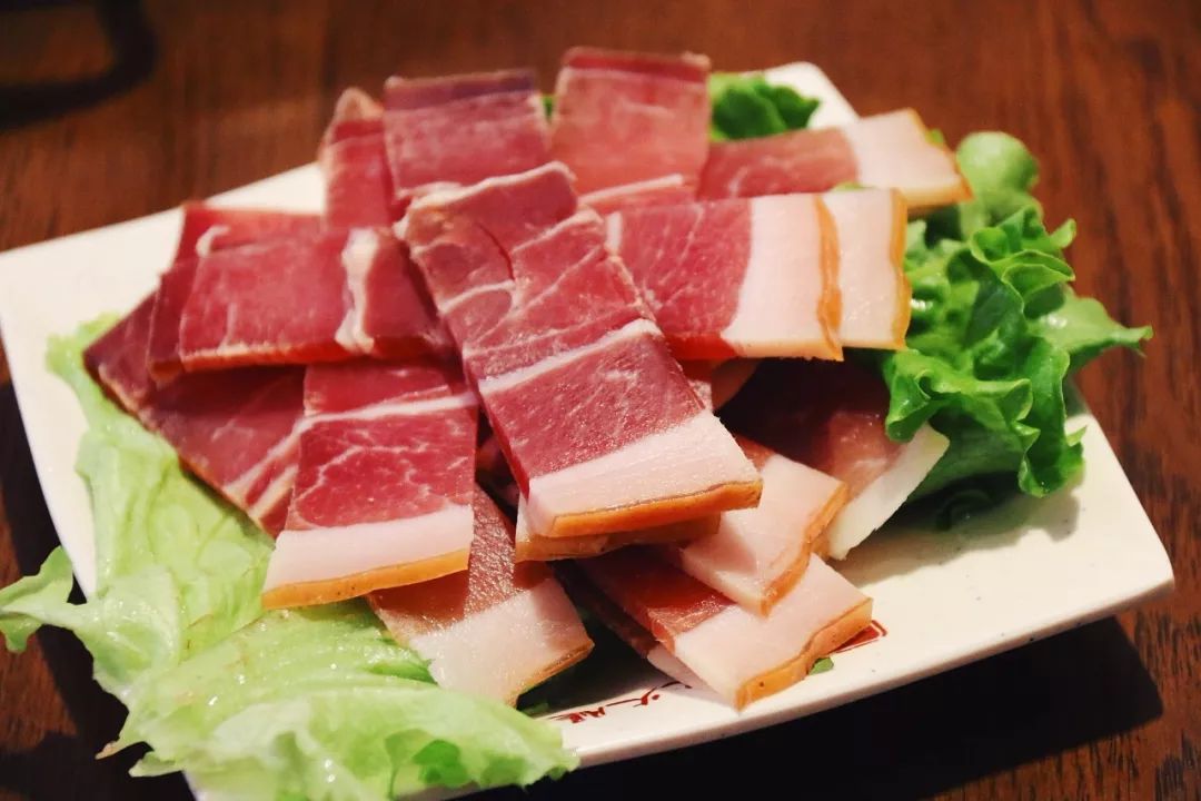 云南宣威火腿是中国三大火腿之一,肉质鲜红光亮,古法井盐腌制2年以上