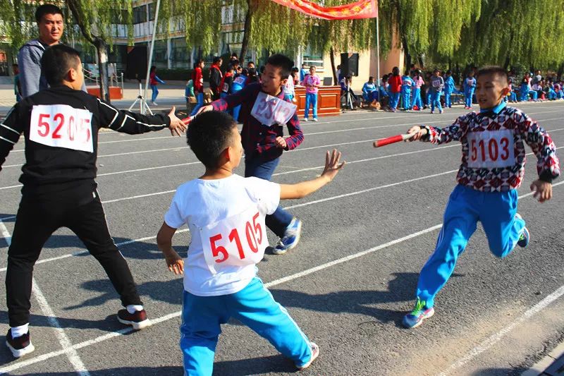 周闫小学涔涔赛道初试翼运动会上,留下了一个个难忘的瞬间:跳高赛场上