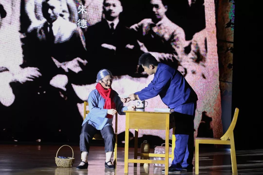 话剧《苍茫大地》在扬工上演,让我们一起致敬雨花英烈!_许子鹤