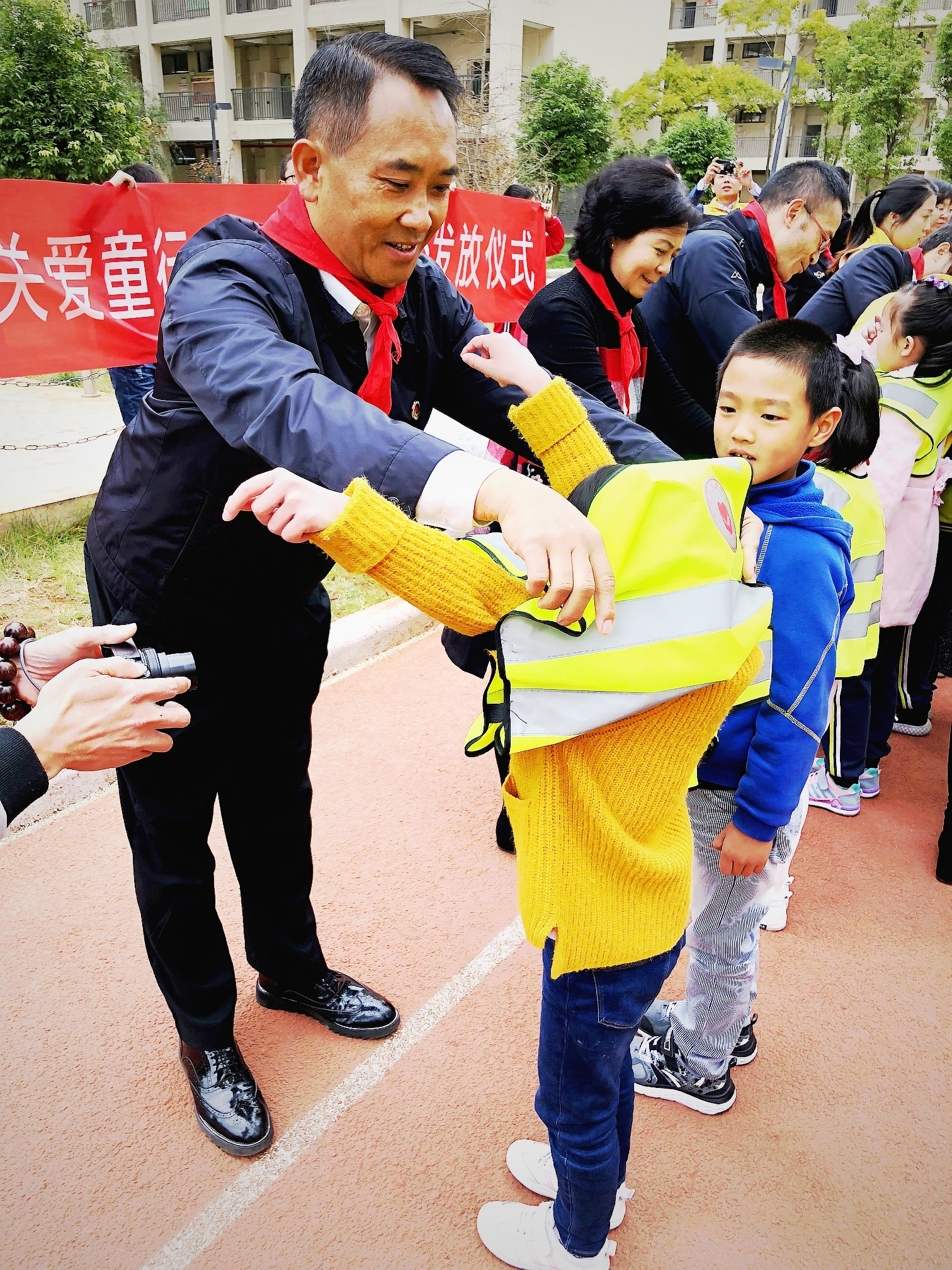 昆明市慈善总会慈善呵护,关爱童行公益活动走进官渡区和平小学