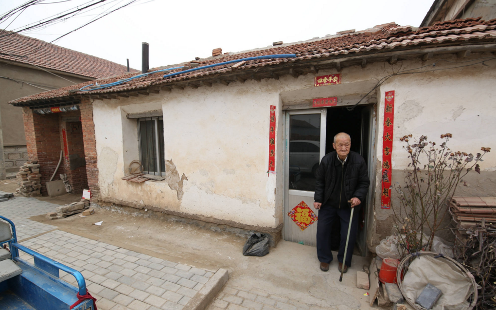 农村老人经常住在破旧的房子里,也不和儿子住新房,是何道理?