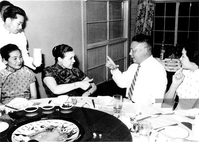 蒋经国和他的外国妻子蒋芳良私生活很和谐,家庭聚会大方秀恩爱