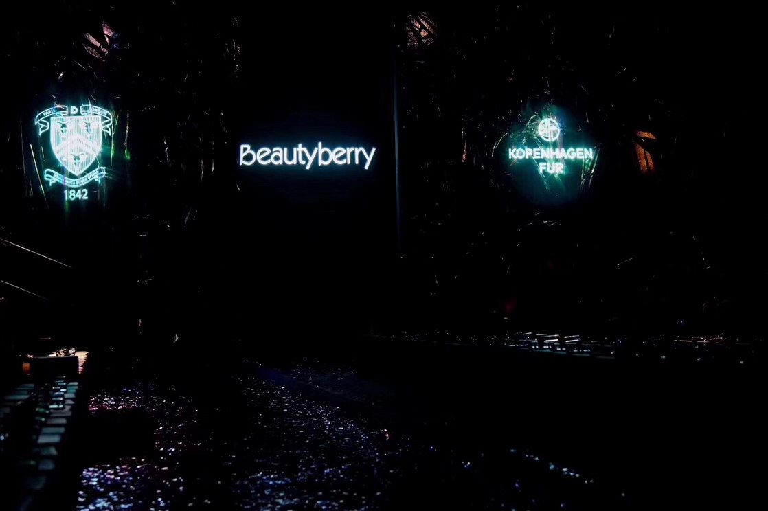 大火的Beautyberry秀又联手哥本哈根皮草推出斯瓦卡拉轻定制系列