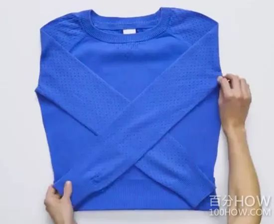 毛衣折叠成方形容易因形状不同导致不好叠放而且不同形状的衣服堆放在