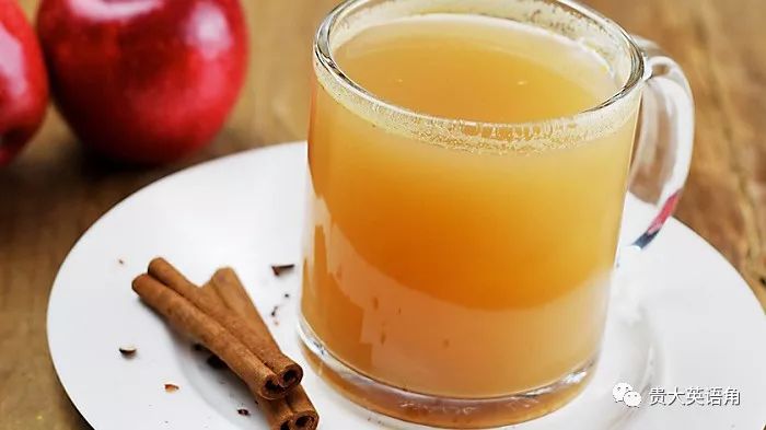 南瓜派 pumkin pie熱蘋果酒 hot apple cider將肉桂,丁香,糖加入到