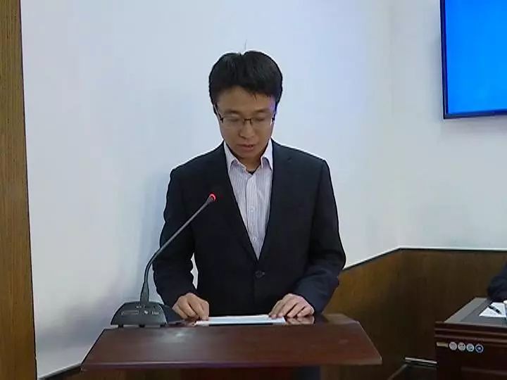 会上,县政府副县长李吉宁向会议作了提请职务任免议案的报告.