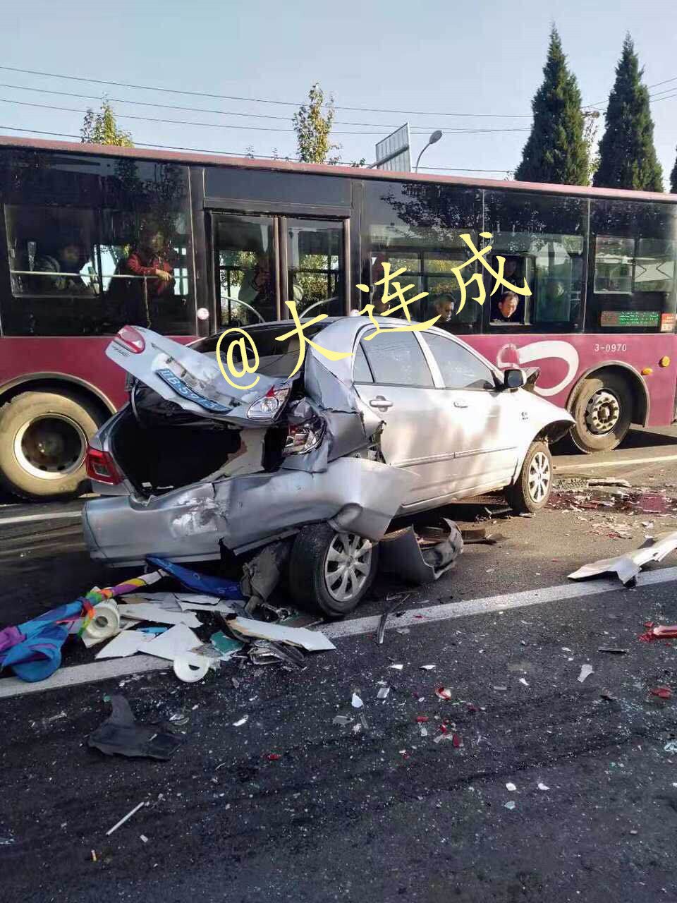 大連泉水突發多車相撞公交車疑失控連撞多車有人傷