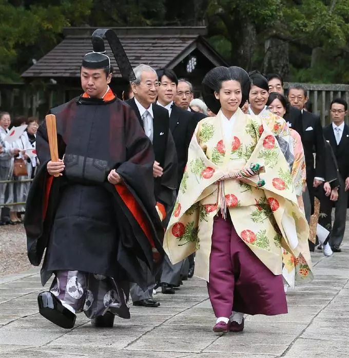 二姐典子在25岁时嫁给了大她15岁的出云大社的宫司千家国麿,也从皇室