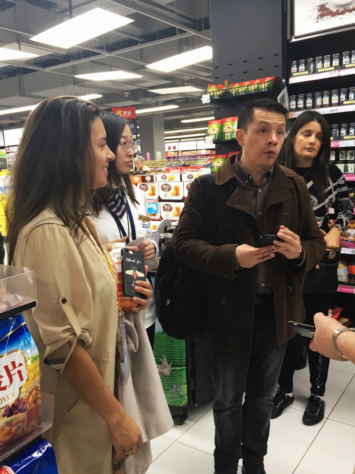 巴拿马政府携食品出口企业代表访问家乐福上海古北店